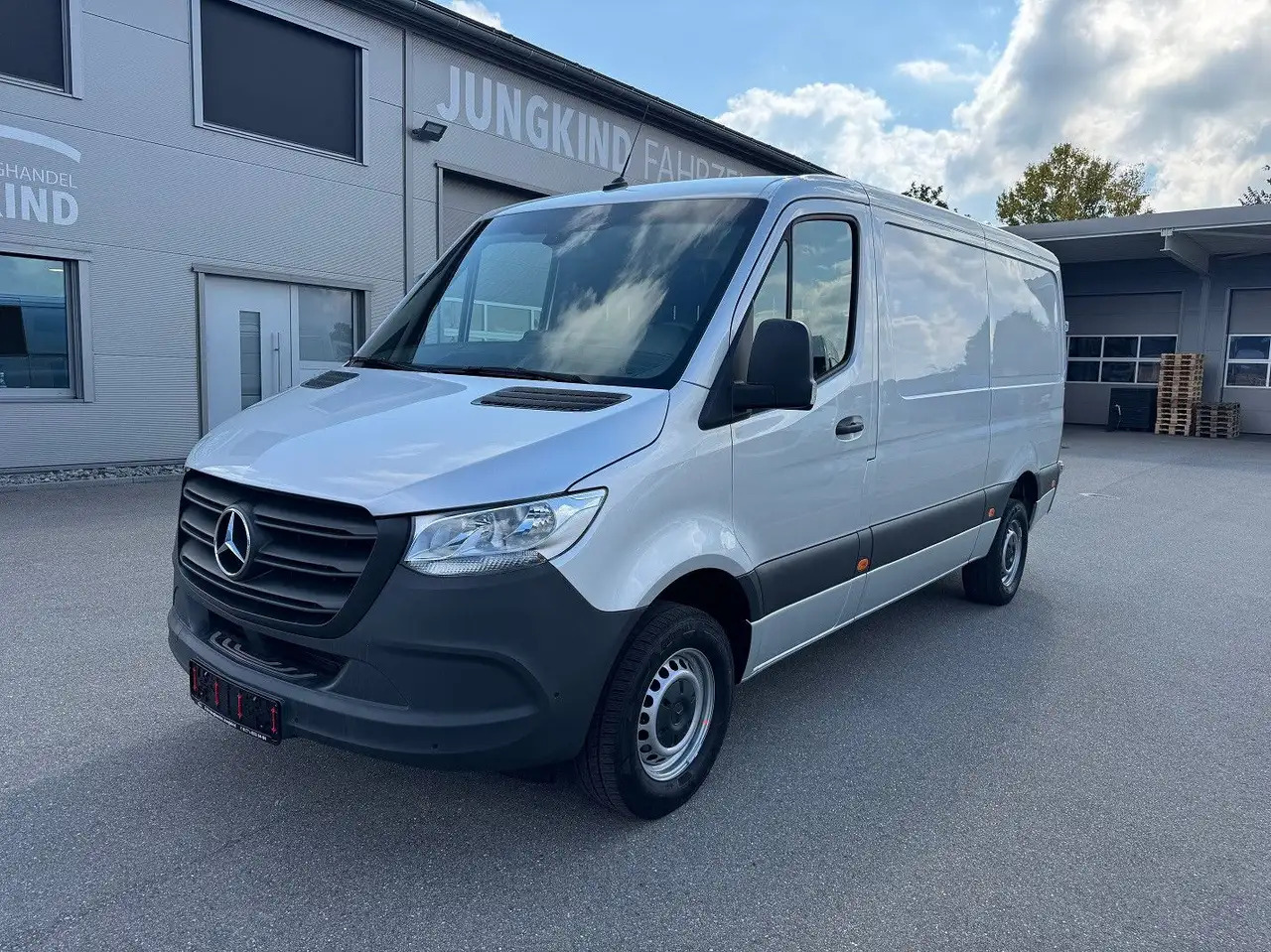 Mercedes-Benz Sprinter 317 CDI Lang Silber MBUX RWD Klima - فان: صور 1 Mercedes-Benz Sprinter 317 CDI Lang Silber MBUX RWD Klima - فان: صور 1