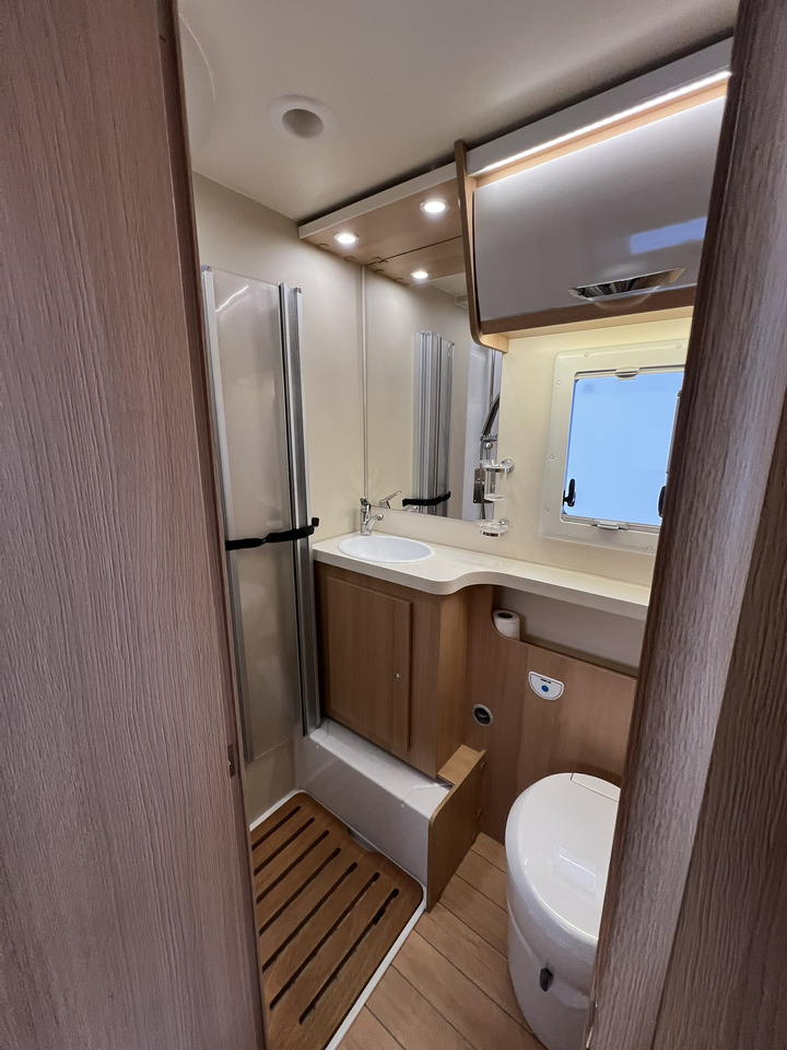 FORSTER T 699 EB Hubbett - Markise - Fahrradtr. - موتر هوم شبه متكامل: صور 5 FORSTER T 699 EB Hubbett - Markise - Fahrradtr. - موتر هوم شبه متكامل: صور 5