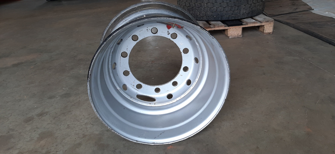 Gebrauchte Felgen 14 x 22,5 für Reifengröße 445 x 65 x 22,5, Artikel - Nr. : 99.99999 - 9999 - الجنوط - شاحنة: صور 3 Gebrauchte Felgen 14 x 22,5 für Reifengröße 445 x 65 x 22,5, Artikel - Nr. : 99.99999 - 9999 - الجنوط - شاحنة: صور 3