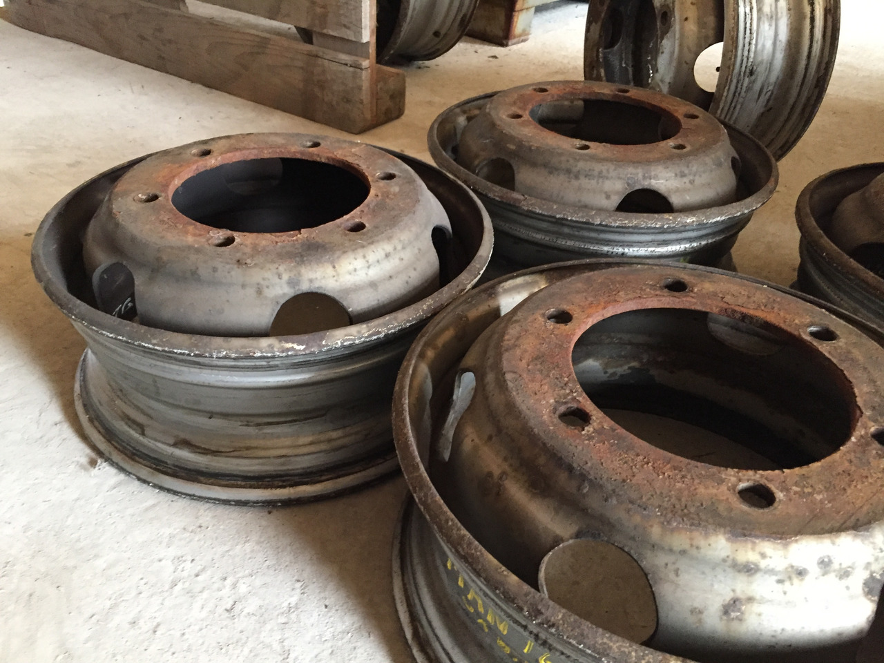 Gebrauchte Felgen 5 J x 6,00 für Reifengröße 215 x 75 x 17,5, Artikel - Nr. : 99.99999 - 9999 - الجنوط - شاحنة: صور 4 Gebrauchte Felgen 5 J x 6,00 für Reifengröße 215 x 75 x 17,5, Artikel - Nr. : 99.99999 - 9999 - الجنوط - شاحنة: صور 4