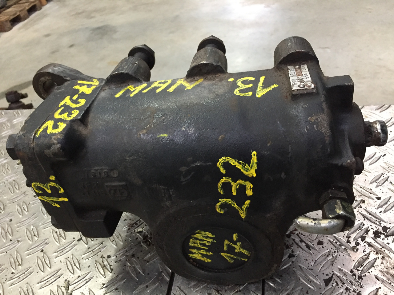 Gebrauchtes Lenkgetriebe MAN F90, 17.232, Artikel - Nr.: 81.9999 - 9999 - دودة دركسون - شاحنة: صور 4 Gebrauchtes Lenkgetriebe MAN F90, 17.232, Artikel - Nr.: 81.9999 - 9999 - دودة دركسون - شاحنة: صور 4