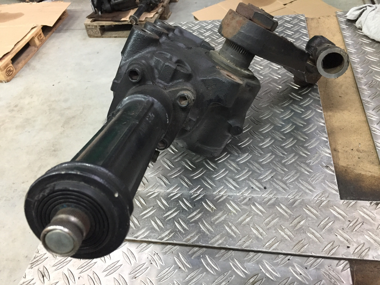 Gebrauchtes Lenkgetriebe MAN TGX 26.480 XXL, Artikel - Nr.: 81.46200 - 6541 - دودة دركسون - شاحنة: صور 3 Gebrauchtes Lenkgetriebe MAN TGX 26.480 XXL, Artikel - Nr.: 81.46200 - 6541 - دودة دركسون - شاحنة: صور 3