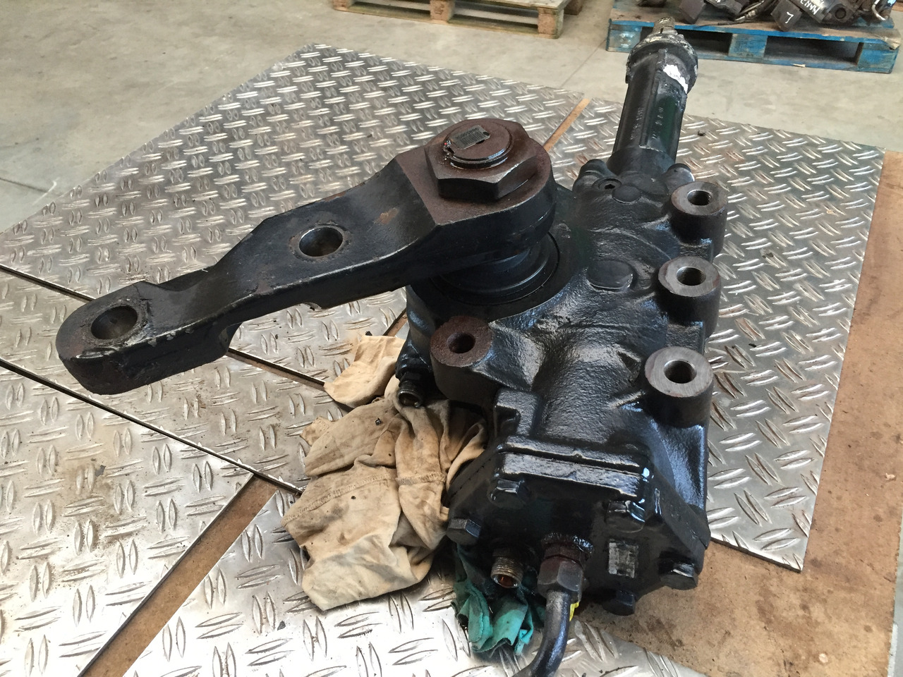 Gebrauchtes Lenkgetriebe, mechanisch, MAN TGA 26.440 XXL, Artikel - Nr. : 81.46200 - 6427 - دودة دركسون - شاحنة: صور 1 Gebrauchtes Lenkgetriebe, mechanisch, MAN TGA 26.440 XXL, Artikel - Nr. : 81.46200 - 6427 - دودة دركسون - شاحنة: صور 1