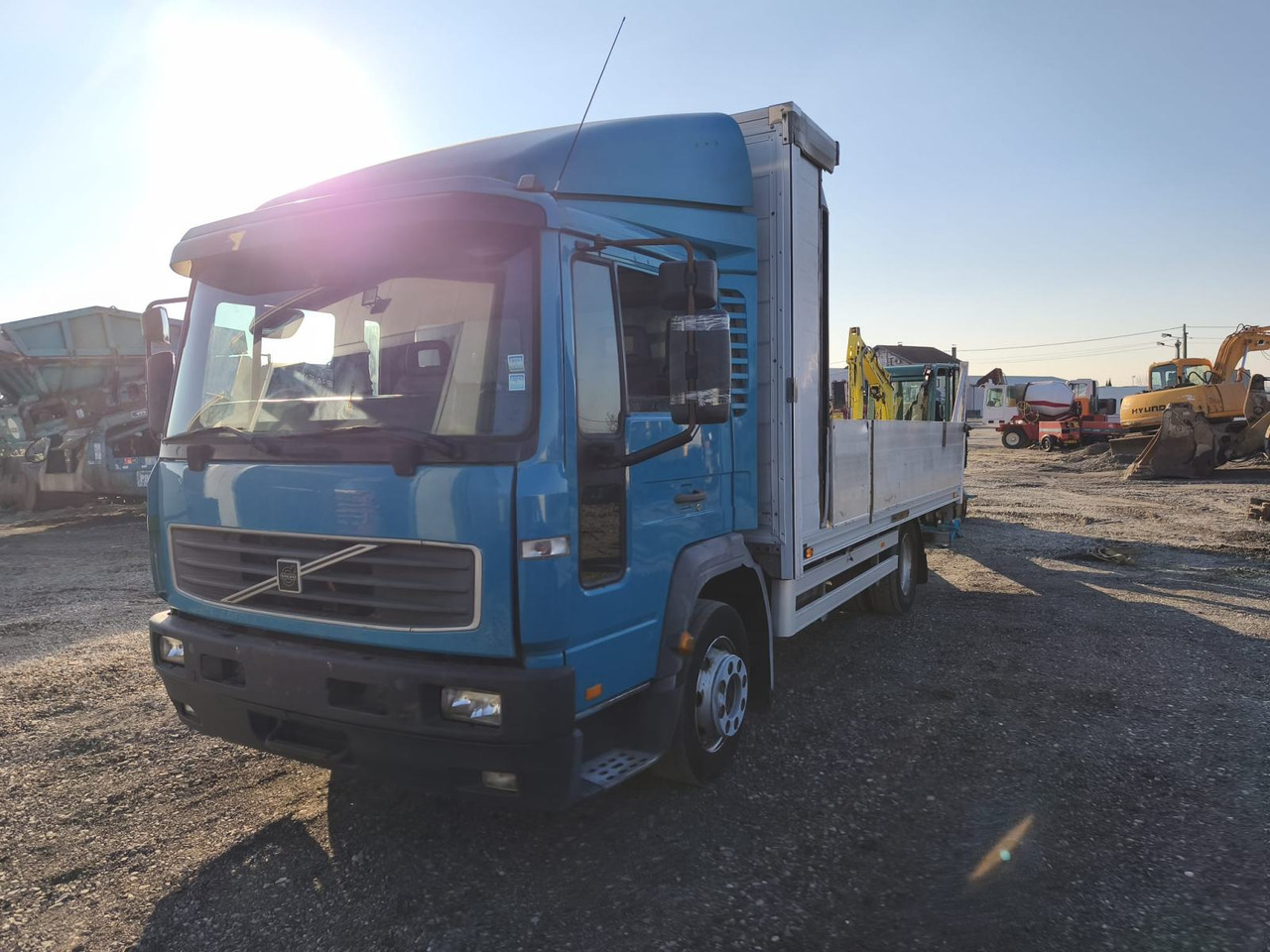 VOLVO FL 12 250, 2004 god. - شاحنات مسطحة: صور 3 VOLVO FL 12 250, 2004 god. - شاحنات مسطحة: صور 3