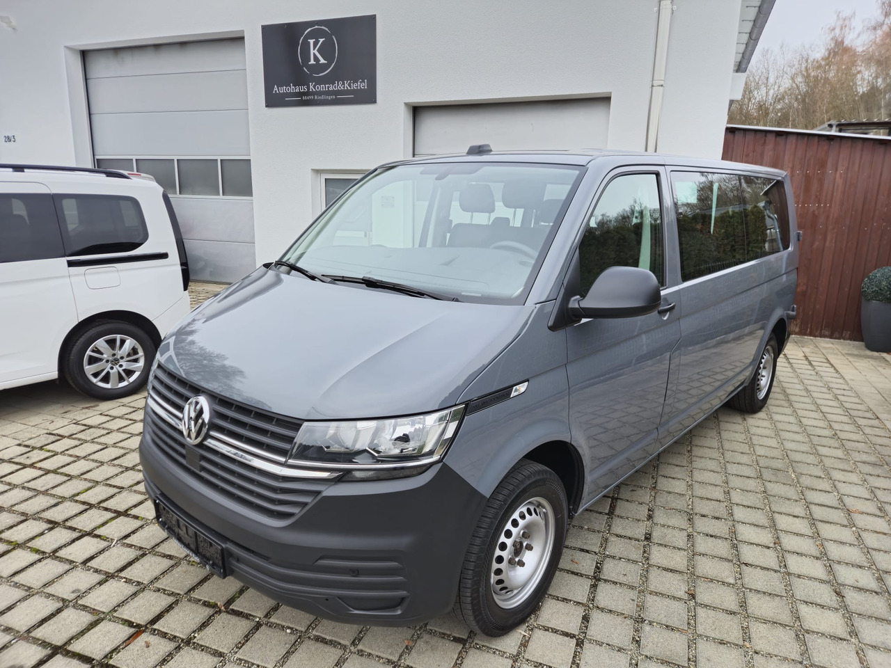 VOLKSWAGEN T6.1 Transporter Kombi LR/Navi/AppCon./6-Sitzer - ميكروباص: صور 1 VOLKSWAGEN T6.1 Transporter Kombi LR/Navi/AppCon./6-Sitzer - ميكروباص: صور 1