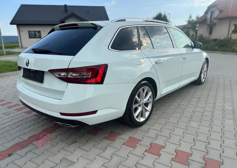 Skoda Superb 2.0 TSI 4x4 Sportline DSG - سيارة ستيشن: صور 4 Skoda Superb 2.0 TSI 4x4 Sportline DSG - سيارة ستيشن: صور 4