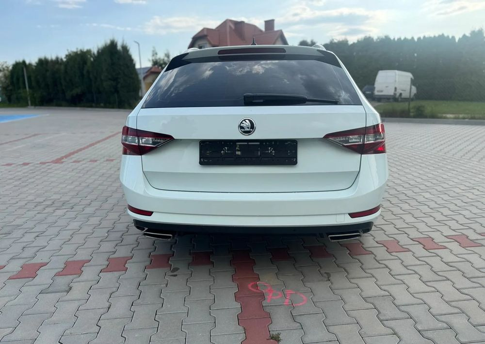 Skoda Superb 2.0 TSI 4x4 Sportline DSG - سيارة ستيشن: صور 5 Skoda Superb 2.0 TSI 4x4 Sportline DSG - سيارة ستيشن: صور 5