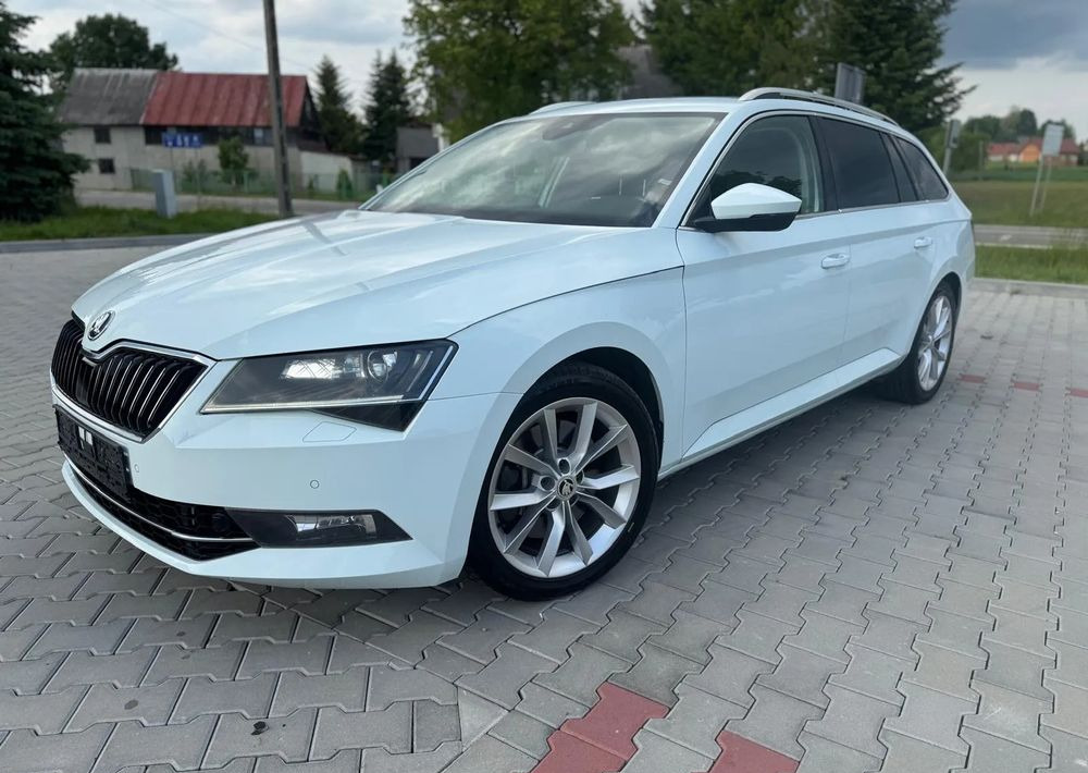 Skoda Superb 2.0 TSI 4x4 Sportline DSG - سيارة ستيشن: صور 1 Skoda Superb 2.0 TSI 4x4 Sportline DSG - سيارة ستيشن: صور 1