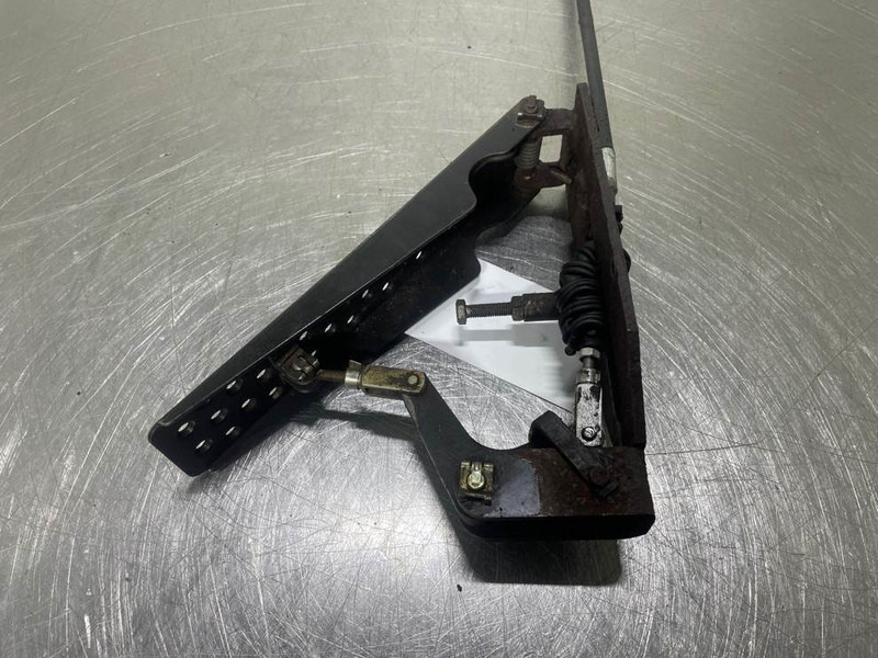 Ahlmann AZ6-4104384A-Gas pedal - الكابينة والداخلية - آلات البناء: صور 4 Ahlmann AZ6-4104384A-Gas pedal - الكابينة والداخلية - آلات البناء: صور 4