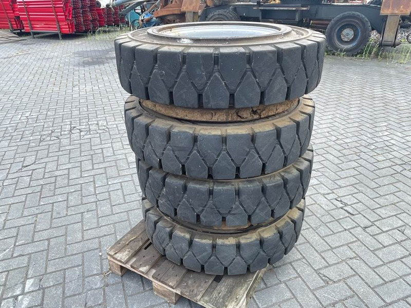 Athletik 10.00-20 - SOLID - Tire/Reifen/Band - الإطارات والجنوط - آلات البناء: صور 3 Athletik 10.00-20 - SOLID - Tire/Reifen/Band - الإطارات والجنوط - آلات البناء: صور 3