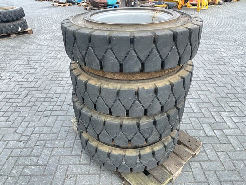 Athletik 10.00-20 - SOLID - Tire/Reifen/Band - الإطارات والجنوط - آلات البناء: صور 2 Athletik 10.00-20 - SOLID - Tire/Reifen/Band - الإطارات والجنوط - آلات البناء: صور 2