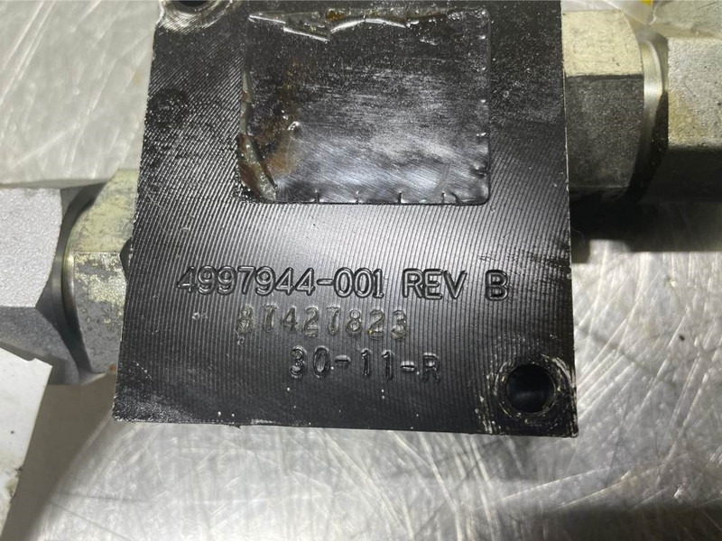 New Holland W110C-Eaton 4997944-001-Valve/Ventile/Ventiel - علم السوائل المتحركة - آلات البناء: صور 4 New Holland W110C-Eaton 4997944-001-Valve/Ventile/Ventiel - علم السوائل المتحركة - آلات البناء: صور 4