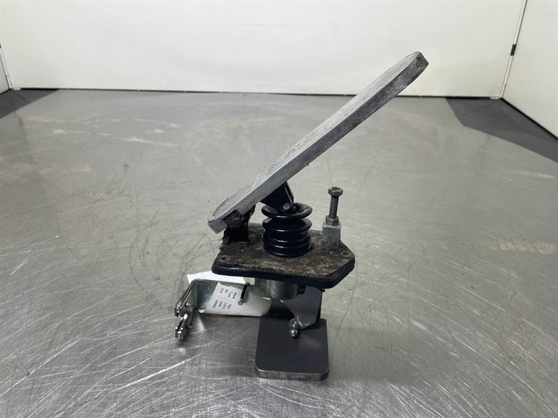 O & K L25.5 - Gas pedal/Fusspedal/Gaspedaal - الكابينة والداخلية - آلات البناء: صور 3 O & K L25.5 - Gas pedal/Fusspedal/Gaspedaal - الكابينة والداخلية - آلات البناء: صور 3