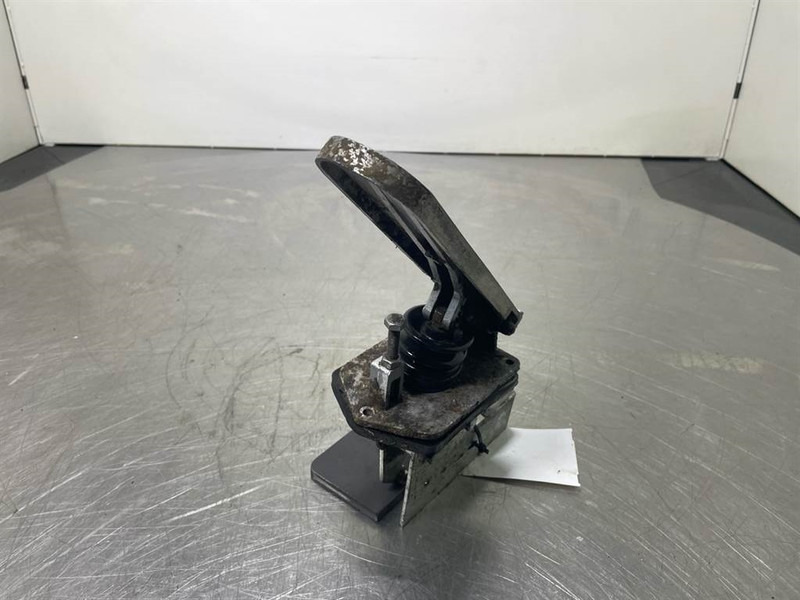 O & K L25.5 - Gas pedal/Fusspedal/Gaspedaal - الكابينة والداخلية - آلات البناء: صور 2 O & K L25.5 - Gas pedal/Fusspedal/Gaspedaal - الكابينة والداخلية - آلات البناء: صور 2