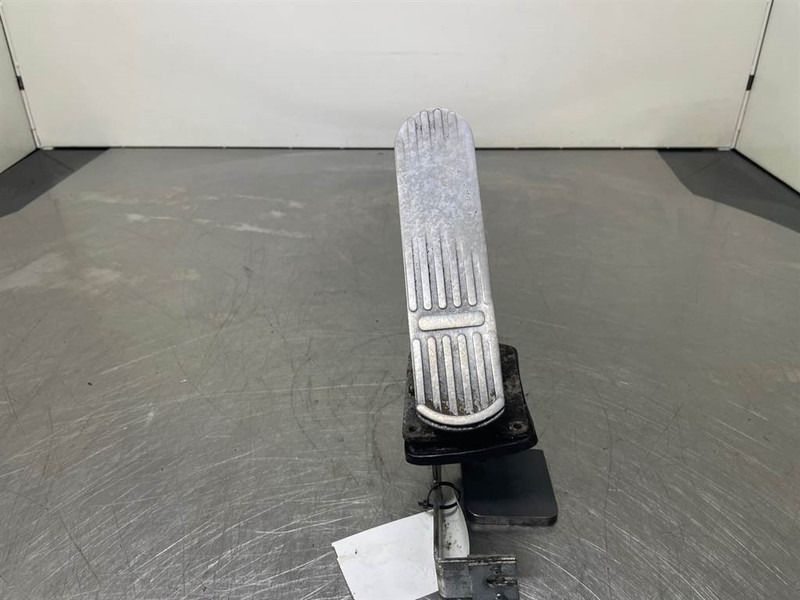 O & K L25.5 - Gas pedal/Fusspedal/Gaspedaal - الكابينة والداخلية - آلات البناء: صور 4 O & K L25.5 - Gas pedal/Fusspedal/Gaspedaal - الكابينة والداخلية - آلات البناء: صور 4