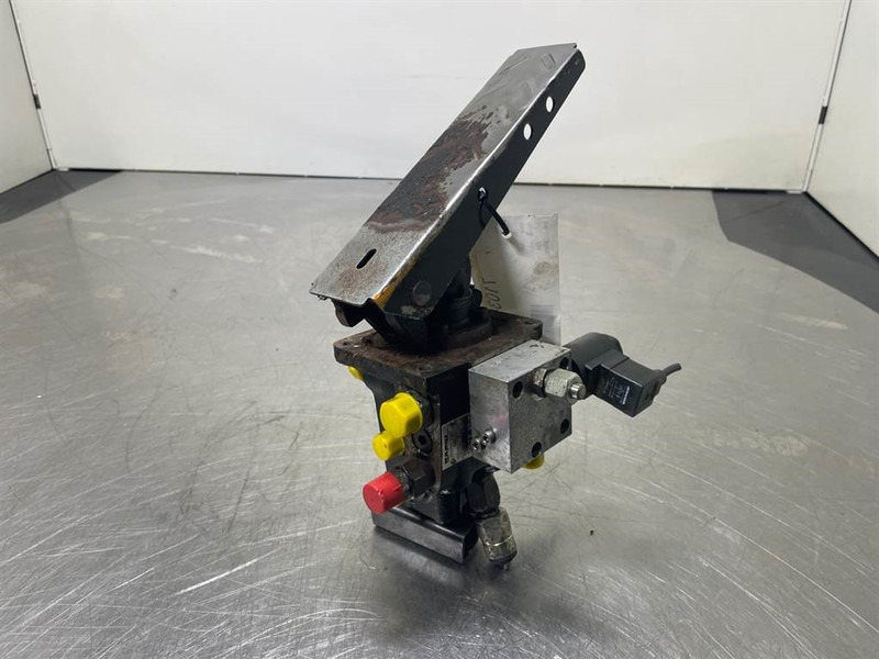 O & K L25.5-Safim 191826/FP3-Brake pedal/Bremspedal - الكابينة والداخلية - آلات البناء: صور 3 O & K L25.5-Safim 191826/FP3-Brake pedal/Bremspedal - الكابينة والداخلية - آلات البناء: صور 3