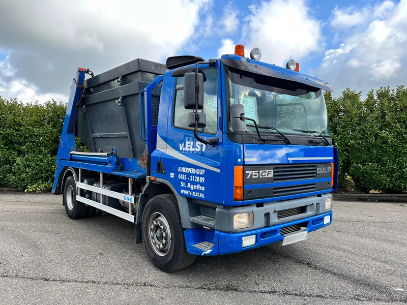 DAF CF 75.250 Euro3 / 2 bakken / Portaalarm / Manual - شاحنة ذات الخطاف: صور 1 DAF CF 75.250 Euro3 / 2 bakken / Portaalarm / Manual - شاحنة ذات الخطاف: صور 1