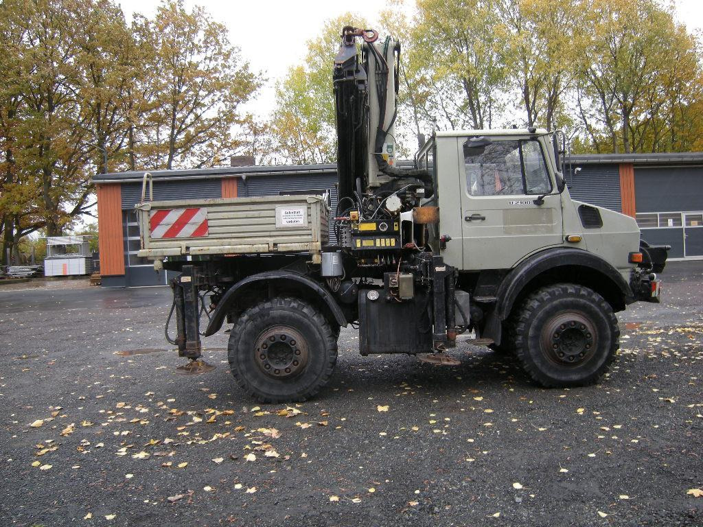 Unimog U2100 437/30 Zugmaschine mit Kran P14500D - شاحنات مسطحة, شاحنة كرين: صور 2 Unimog U2100 437/30 Zugmaschine mit Kran P14500D - شاحنات مسطحة, شاحنة كرين: صور 2