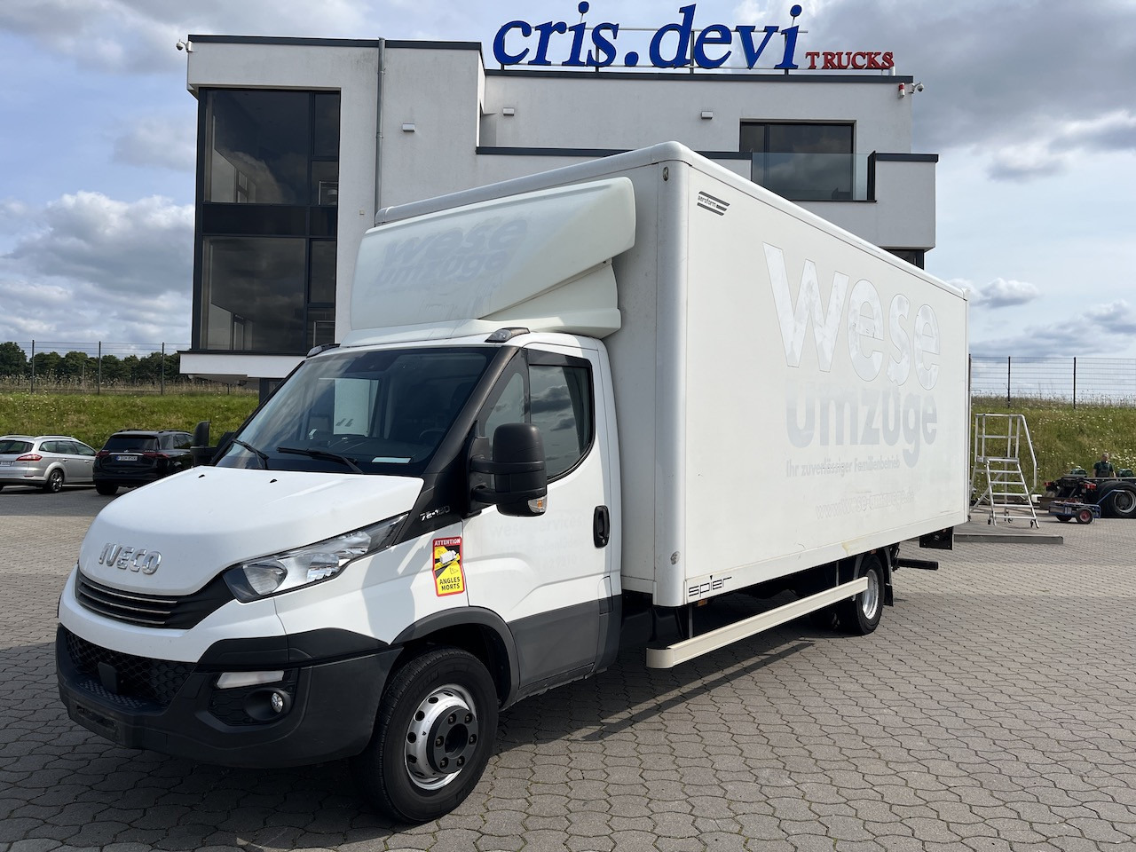 Iveco 70C18 Daily Koffer mit Ladebordwand - الشاحنات الصغيرة صندوق مغلق: صور 1 Iveco 70C18 Daily Koffer mit Ladebordwand - الشاحنات الصغيرة صندوق مغلق: صور 1
