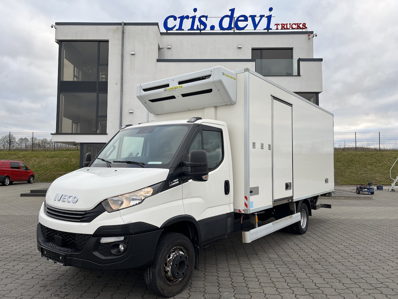 Iveco 70C18 Daily Tiefkühlkoffer mit Ladebordwand - الشاحنات الصغيرة المبردة: صور 1 Iveco 70C18 Daily Tiefkühlkoffer mit Ladebordwand - الشاحنات الصغيرة المبردة: صور 1