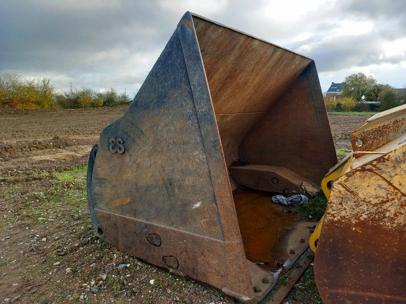 Komatsu WA480-8 - بكت - آلات البناء: صور 1 Komatsu WA480-8 - بكت - آلات البناء: صور 1