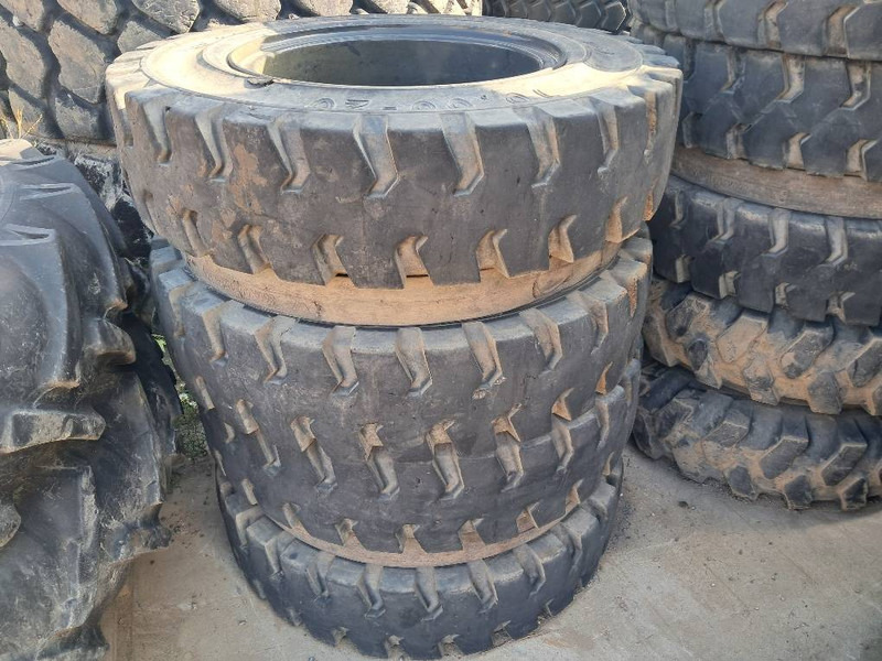 Trelleborg Excavator 10.00-20 SOLID (8 tyres) - الإطارات والجنوط - آلات البناء: صور 1 Trelleborg Excavator 10.00-20 SOLID (8 tyres) - الإطارات والجنوط - آلات البناء: صور 1