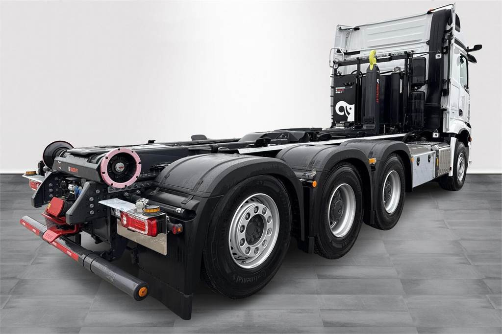 Mercedes-Benz AROCS 3253 8x4 Koukkuauto - شاحنة ذات الخطاف: صور 5 Mercedes-Benz AROCS 3253 8x4 Koukkuauto - شاحنة ذات الخطاف: صور 5