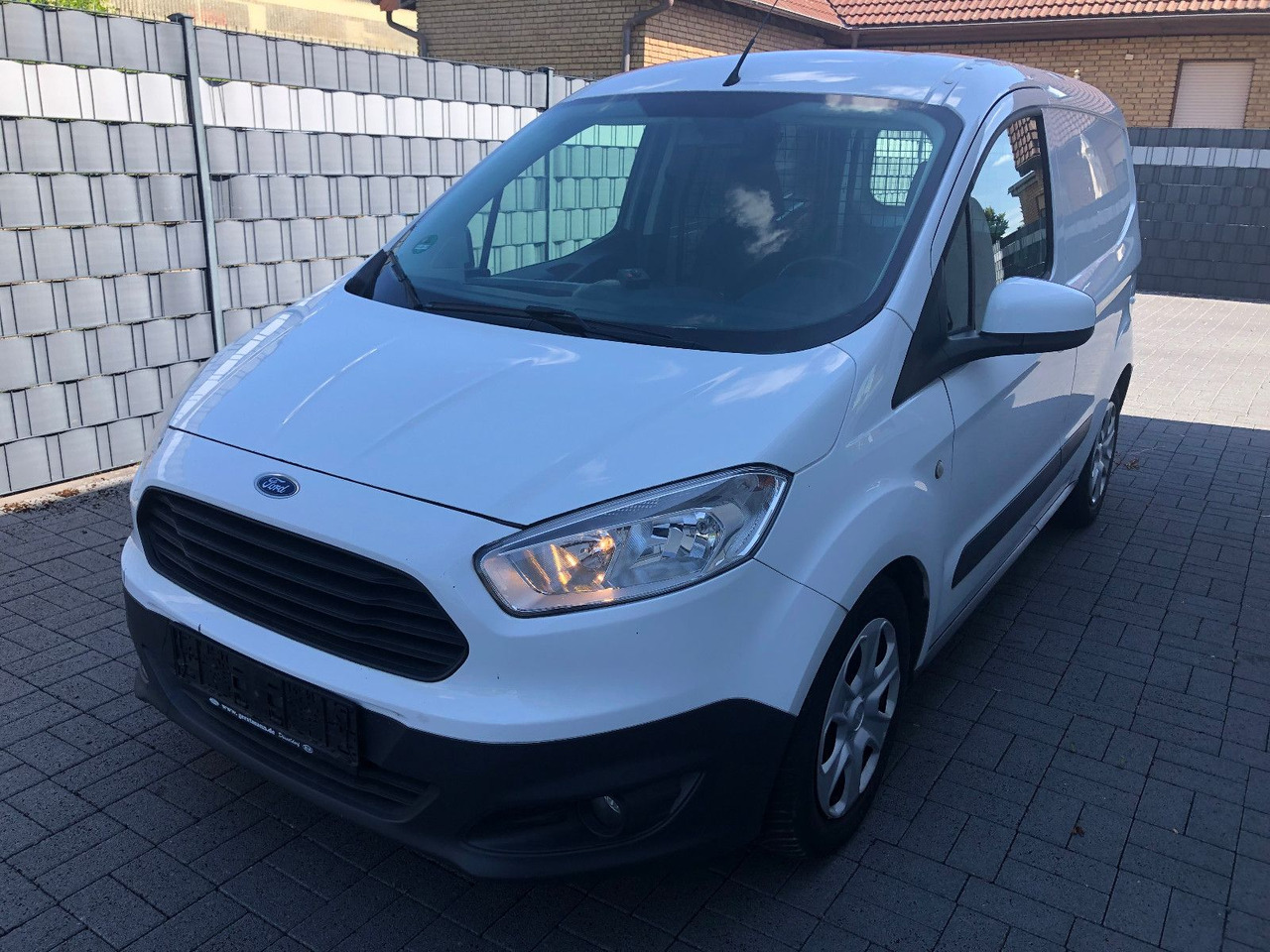 Ford Transit Courier 1.6 TDCi Trend - فان المدمجة: صور 3 Ford Transit Courier 1.6 TDCi Trend - فان المدمجة: صور 3