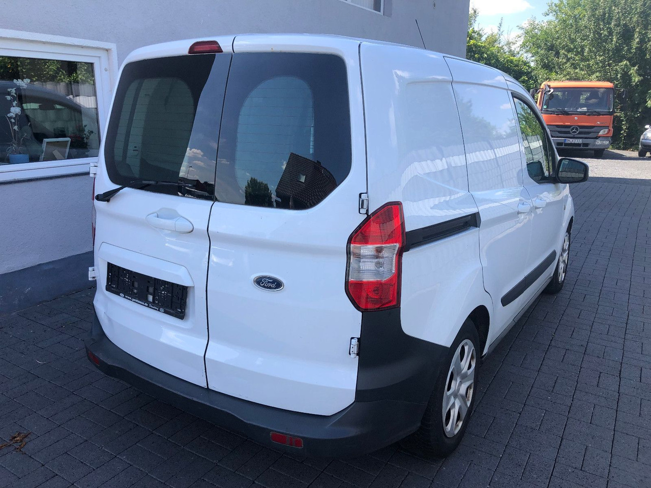 Ford Transit Courier 1.6 TDCi Trend - فان المدمجة: صور 2 Ford Transit Courier 1.6 TDCi Trend - فان المدمجة: صور 2