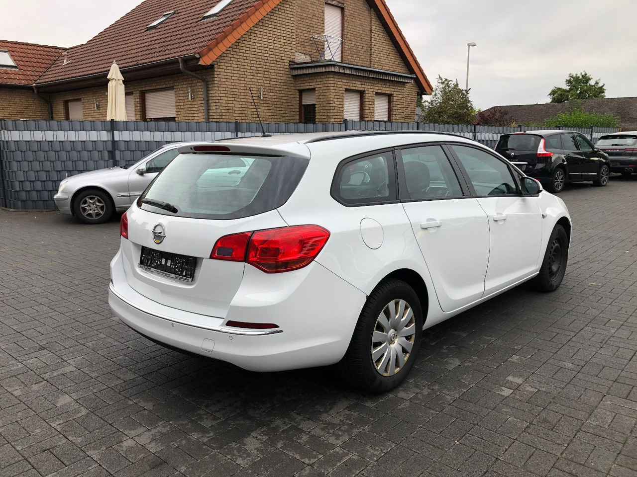 Opel Astra J 1.6 CDTi Sports Tourer Edition - سيارة ستيشن: صور 2 Opel Astra J 1.6 CDTi Sports Tourer Edition - سيارة ستيشن: صور 2
