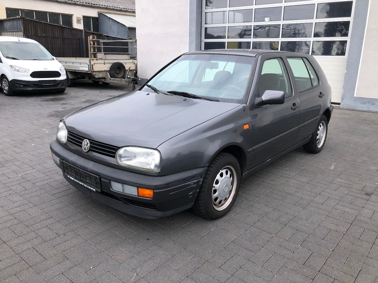 Volkswagen Golf 1.8 GL Klima - سيدان: صور 3 Volkswagen Golf 1.8 GL Klima - سيدان: صور 3