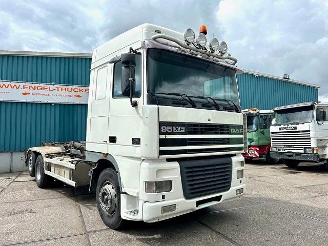 DAF 95.480 XF SPACECAB 6x2 WITH HOOK-ARM SYSTEM (EURO 3 / ZF16 MANUAL GEARBOX / ZF-INTARDER / STEEL-/AIR SUSPENSION / AIRCONDITIONIN - شاحنة ذات الخطاف: صور 2 DAF 95.480 XF SPACECAB 6x2 WITH HOOK-ARM SYSTEM (EURO 3 / ZF16 MANUAL GEARBOX / ZF-INTARDER / STEEL-/AIR SUSPENSION / AIRCONDITIONIN - شاحنة ذات الخطاف: صور 2