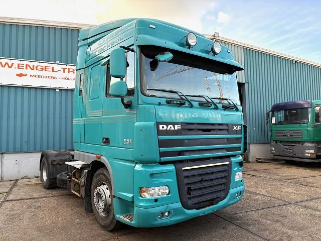 DAF XF 105.460 SPACECAB (EURO 5 / ZF16 MANUAL GEARBOX / P.T.O. / AIRCONDITIONING / FRIDGE UNDER BED / ETC.) - شاحنة جرار: صور 2 DAF XF 105.460 SPACECAB (EURO 5 / ZF16 MANUAL GEARBOX / P.T.O. / AIRCONDITIONING / FRIDGE UNDER BED / ETC.) - شاحنة جرار: صور 2