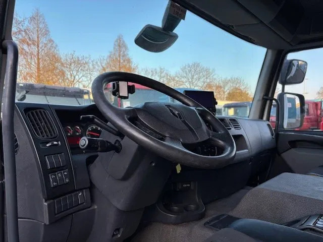 Interior photo 2: مبردة شاحنة Renault D 19 D320 SLEEPERCAB 4x2 LAMBERET / THERMOKING (EURO 6 / RETARDER / AUTOMATIC GEARBOX / AIRCONDITIONING)