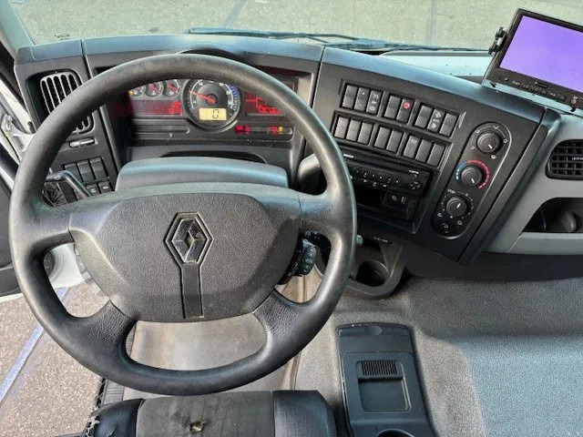 Interior photo 1: مبردة شاحنة Renault D 19 D320 SLEEPERCAB 4x2 LAMBERET / THERMOKING (EURO 6 / RETARDER / AUTOMATIC GEARBOX / AIRCONDITIONING)
