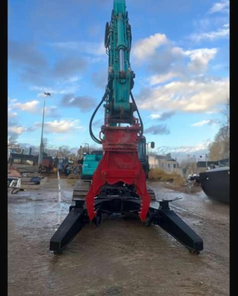 Kobelco SK210LC-10E - حفارة النقل والشحن: صور 5 Kobelco SK210LC-10E - حفارة النقل والشحن: صور 5