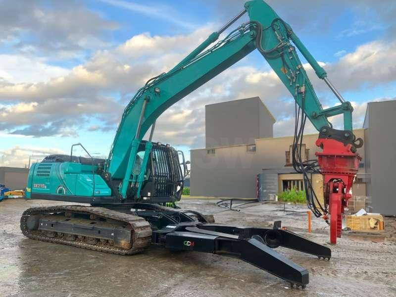 Kobelco SK210LC-10E - حفارة النقل والشحن: صور 1 Kobelco SK210LC-10E - حفارة النقل والشحن: صور 1