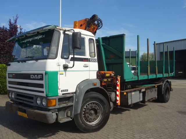 DAF 2300 TURBO HAAKSYSTEEMENPALFINKER KRAAN 9 TON - شاحنة كرين: صور 2 DAF 2300 TURBO HAAKSYSTEEMENPALFINKER KRAAN 9 TON - شاحنة كرين: صور 2