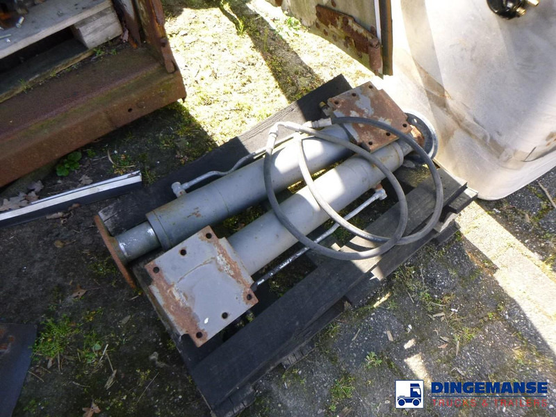 Onbekend 2 Support legs for loading crane - الاسطوانة الهيدروليكية: صور 1 Onbekend 2 Support legs for loading crane - الاسطوانة الهيدروليكية: صور 1