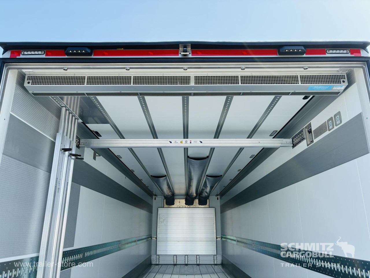SCHMITZ Auflieger Tiefkühler Standard Taillift - متساوي نصف مقطورة: صور 2 SCHMITZ Auflieger Tiefkühler Standard Taillift - متساوي نصف مقطورة: صور 2