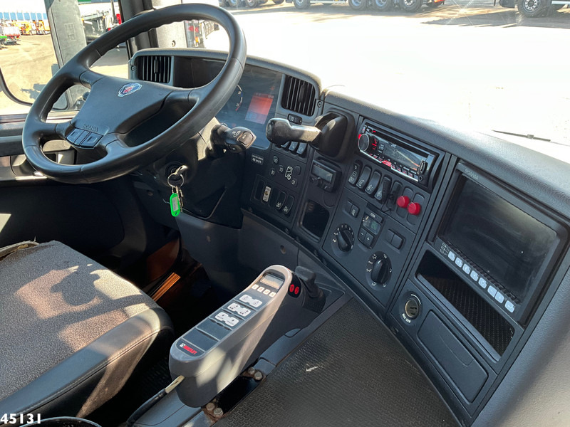Interior photo 3: شاحنة ذات الخطاف, شاحنة كرين Scania P 380 8x4 Euro 5 Hiab 21 Tonmeter laadkraan Just 244.337 km!