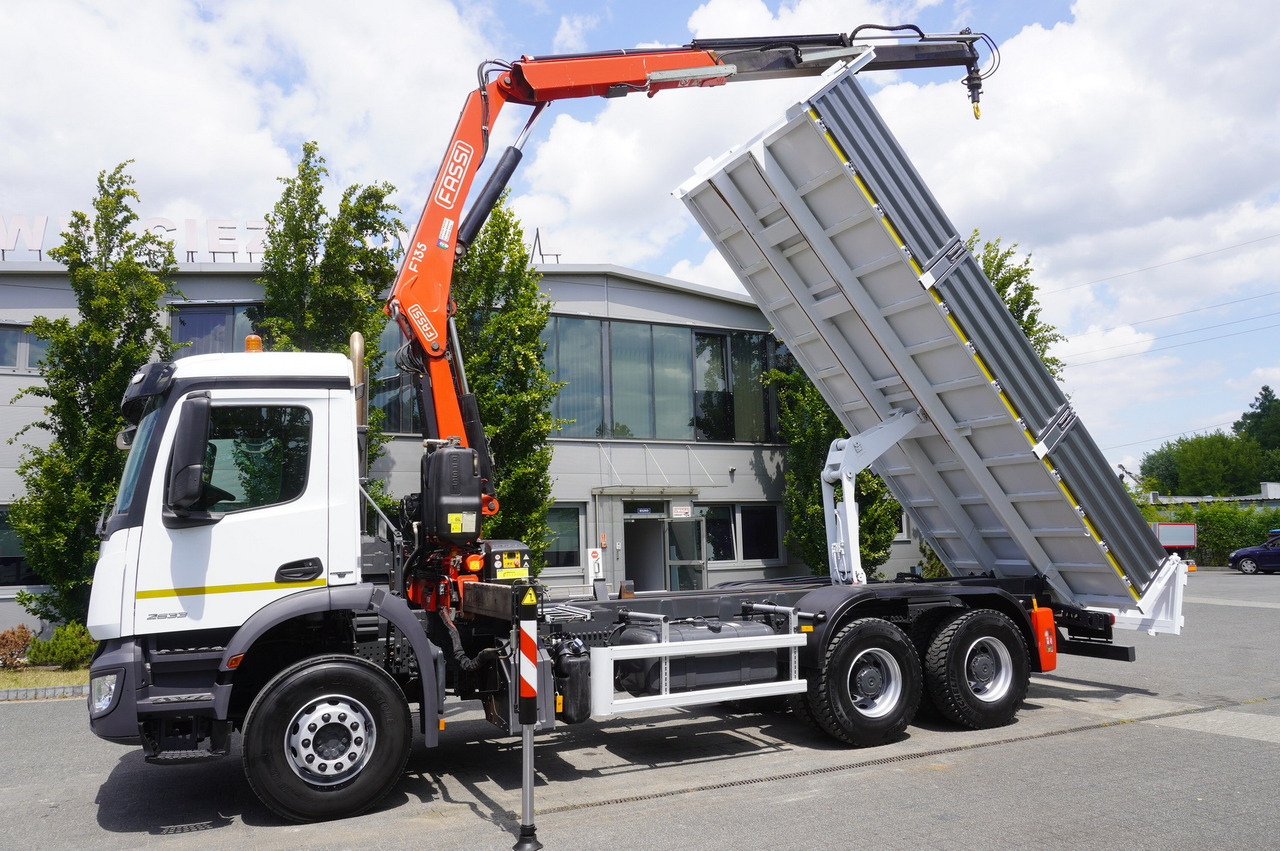 MERCEDES-BENZ AROCS 2633 6x4 / 5.5 T crane FASSI F135 / Tipper 15 EPAL - شاحنات مسطحة, شاحنة كرين: صور 5 MERCEDES-BENZ AROCS 2633 6x4 / 5.5 T crane FASSI F135 / Tipper 15 EPAL - شاحنات مسطحة, شاحنة كرين: صور 5