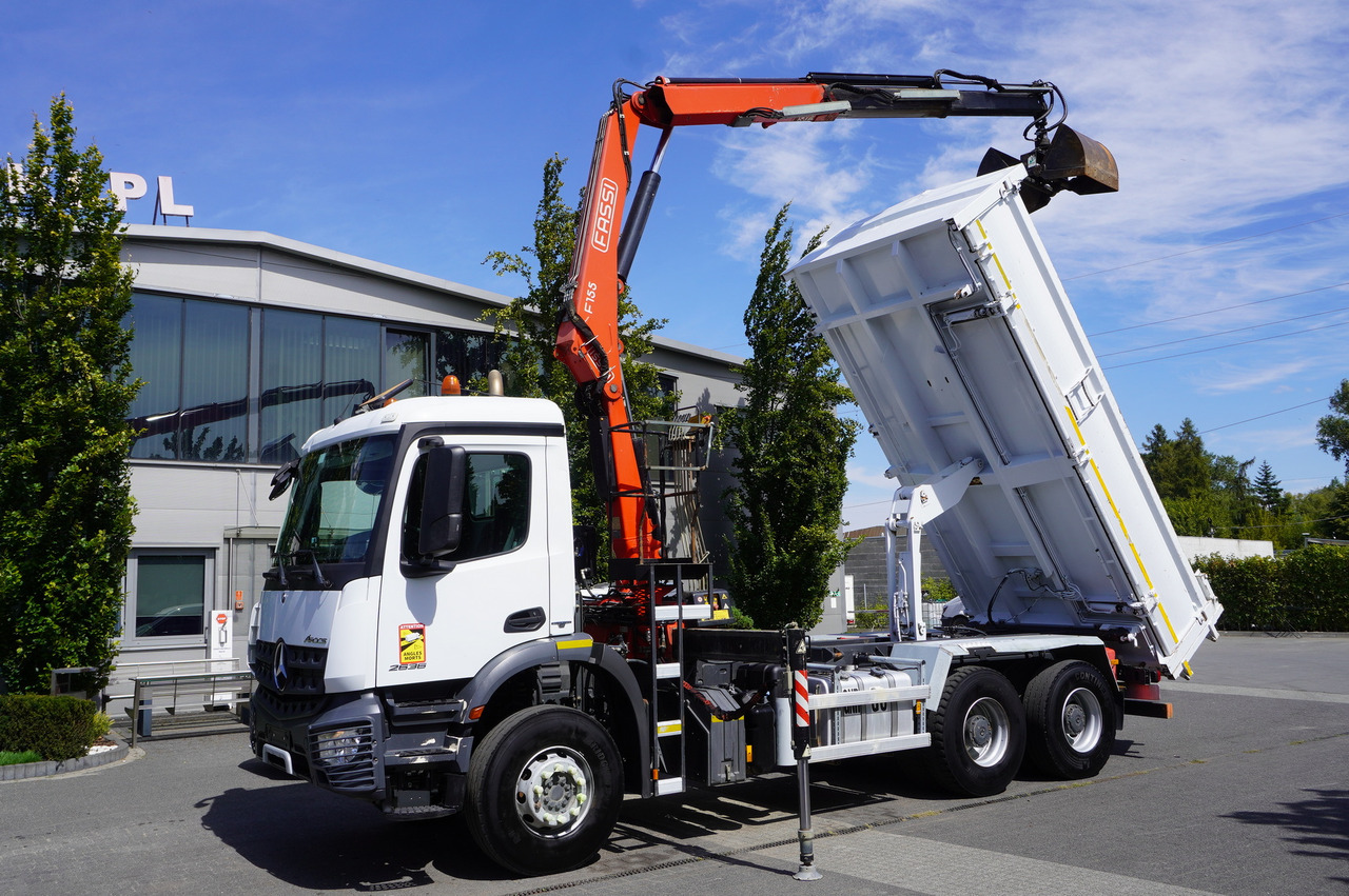 MERCEDES-BENZ Arocs 2636 / 6x4 / HDS Fassi / 3-Way Tipper / Bortmatic - شاحنة كرين: صور 1 MERCEDES-BENZ Arocs 2636 / 6x4 / HDS Fassi / 3-Way Tipper / Bortmatic - شاحنة كرين: صور 1