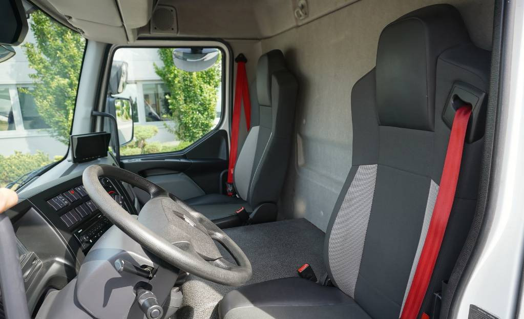 بصندوق مغلق شاحنة RENAULT D12 E6 / Container 18 pallets / tail lift: صور 10