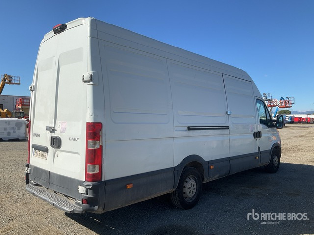 2014 Iveco Daily 35S15 Van Truck - الشاحنات الصغيرة: صور 3 2014 Iveco Daily 35S15 Van Truck - الشاحنات الصغيرة: صور 3