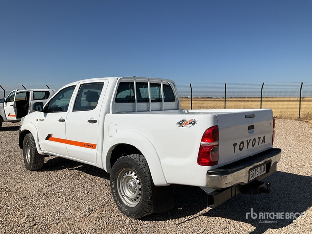 2015 Toyota Hilux 4x4 Crew Cab Pickup - شاحنة البيك أب: صور 3 2015 Toyota Hilux 4x4 Crew Cab Pickup - شاحنة البيك أب: صور 3