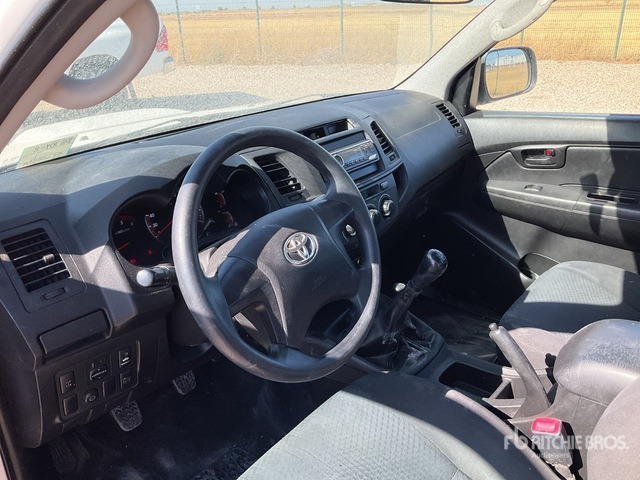2015 Toyota Hilux 4x4 Crew Cab Pickup - شاحنة البيك أب: صور 5 2015 Toyota Hilux 4x4 Crew Cab Pickup - شاحنة البيك أب: صور 5