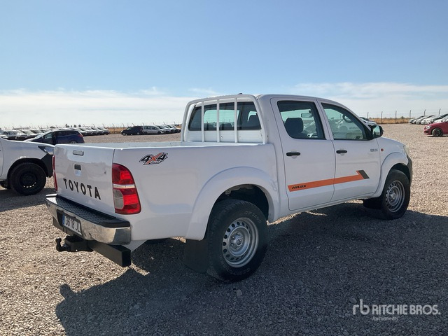 2015 Toyota Hilux 4x4 Crew Cab Pickup - شاحنة البيك أب: صور 4 2015 Toyota Hilux 4x4 Crew Cab Pickup - شاحنة البيك أب: صور 4