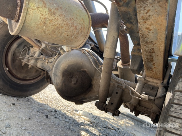2009 Isuzu L35 4x4 Roll-Off Truck - التقطيع جزازة/ ماكينات قطع الحشائش: صور 5 2009 Isuzu L35 4x4 Roll-Off Truck - التقطيع جزازة/ ماكينات قطع الحشائش: صور 5