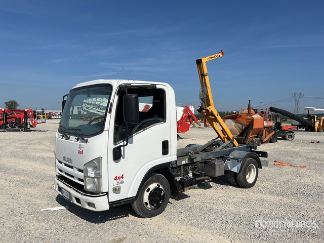 2009 Isuzu L35 4x4 Roll-Off Truck - التقطيع جزازة/ ماكينات قطع الحشائش: صور 2 2009 Isuzu L35 4x4 Roll-Off Truck - التقطيع جزازة/ ماكينات قطع الحشائش: صور 2